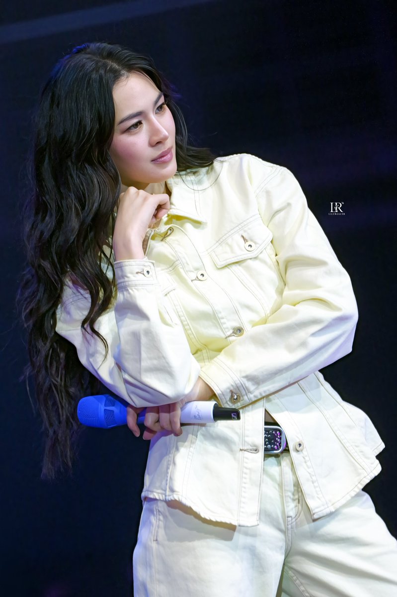 TrendLingTH's tweet photo. พี่มีตำแหน่งแต่พี่เน้นสร้างตำนานมากเว่อร์🤣🤣🤣🤣🤣🤣🤣🤣🤣

THE WORLD BETWEEN LINGORM D1
#LingOrmBetweenUsConcertD1
@linglingsirilak #LinglingKwong
#หลิงหลิงคอง‌ https://t.co/YjmDCjyJEi