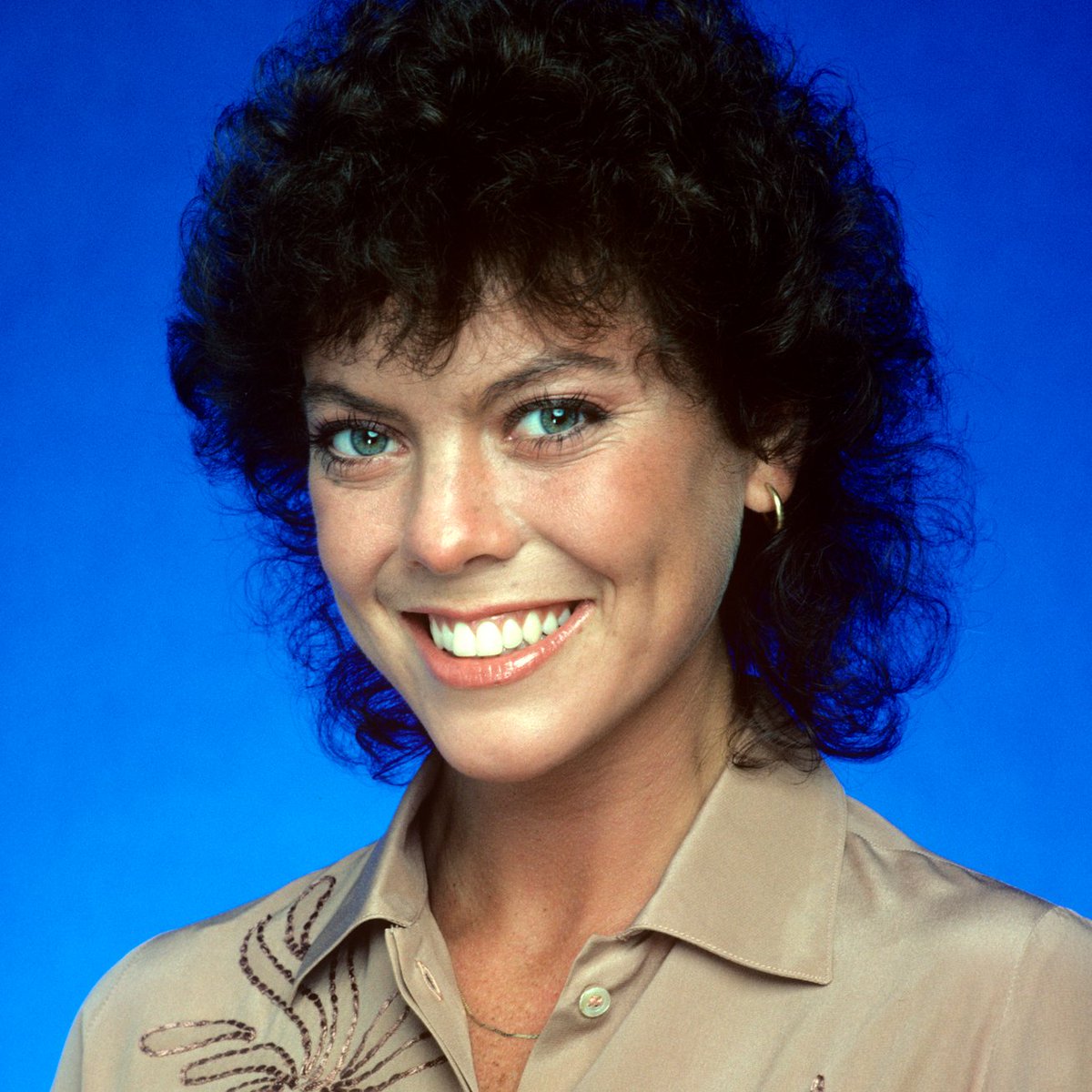 DrBuzz_Forensic's tweet photo. Actress Erin Moran was #BornOnThisDay Oct. 18, 1960. Remembered for playing "Joanie" on the TV's #HAPPYDAYS  (1974-'84) &amp; Joanie Loves Chachi (1982-'83). Battling #depression &amp; #poverty &amp; for a time, #homelessness, she passed in 2017 (age 56) from #cancer. #RIP #GoneTooSoon #BOTD https://t.co/mEQWjoUtPb