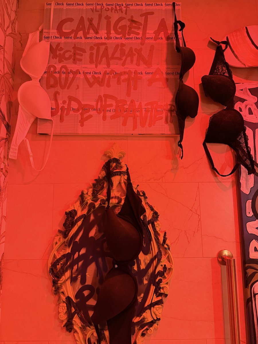 StrangestDesign's tweet photo. Bathroom decor was also 🤌🤌 https://t.co/XFSnsmdMDF