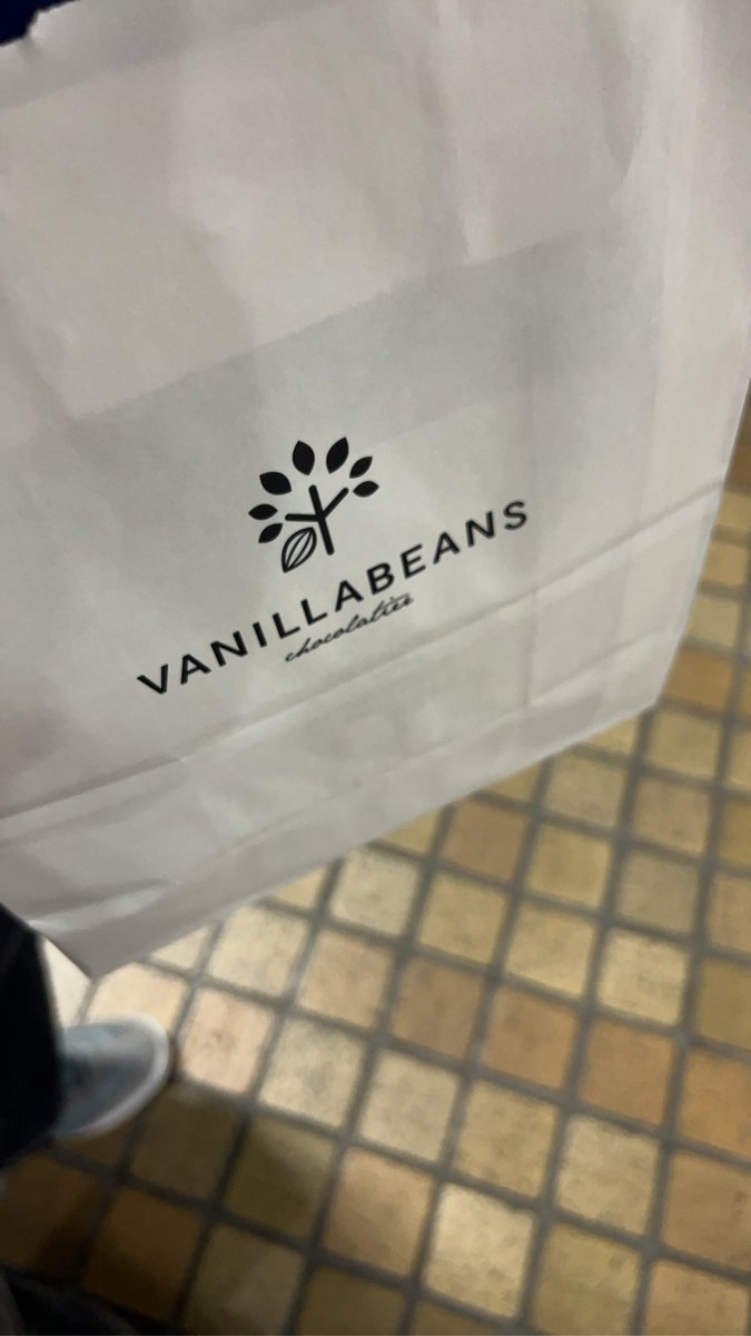 ginko_0122's tweet photo. 新潟に5時に着いたら凍える寒さで軽く走って身体温めて帰って、シャワって寝たらさっきまで寝てた🛌たいがさんとヴェノムさんに付き合って貰って調達した家族のおみやげも喜んで貰ってます！ https://t.co/iRepr21aBG
