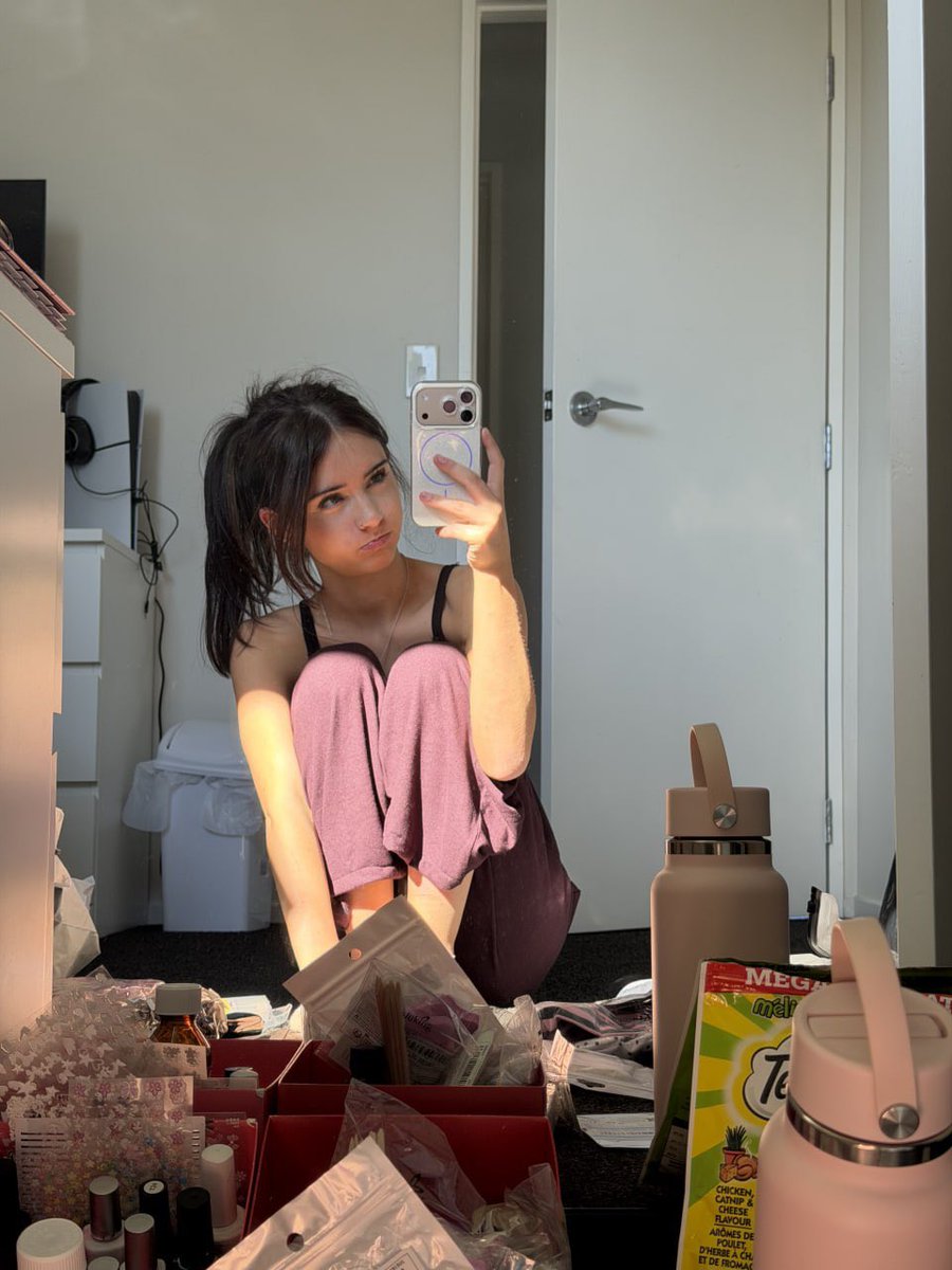 vianelle024's tweet photo. woke up to a little sunshine and decided the world deserved to see my sleepy face ☀️ did u wake up smiling today or am i doing enough smiling for both of us_ https://t.co/VErM5tvIql