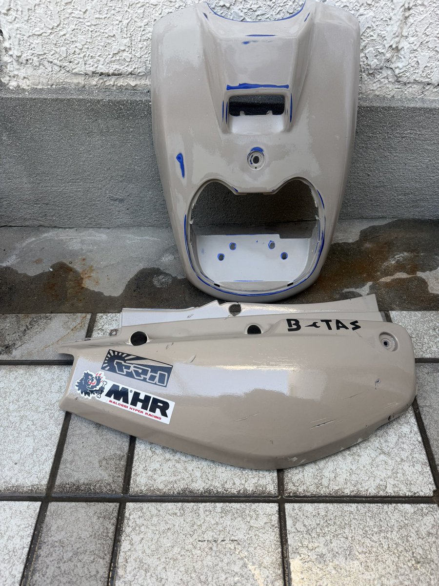 gocchi46's tweet photo. メルカリで購入した中古のBw's100カウル。デザートザクみたいな色なので、せっせと足つけ作業。さて、どんなカラーにしようかな。 https://t.co/64hNPydW2M