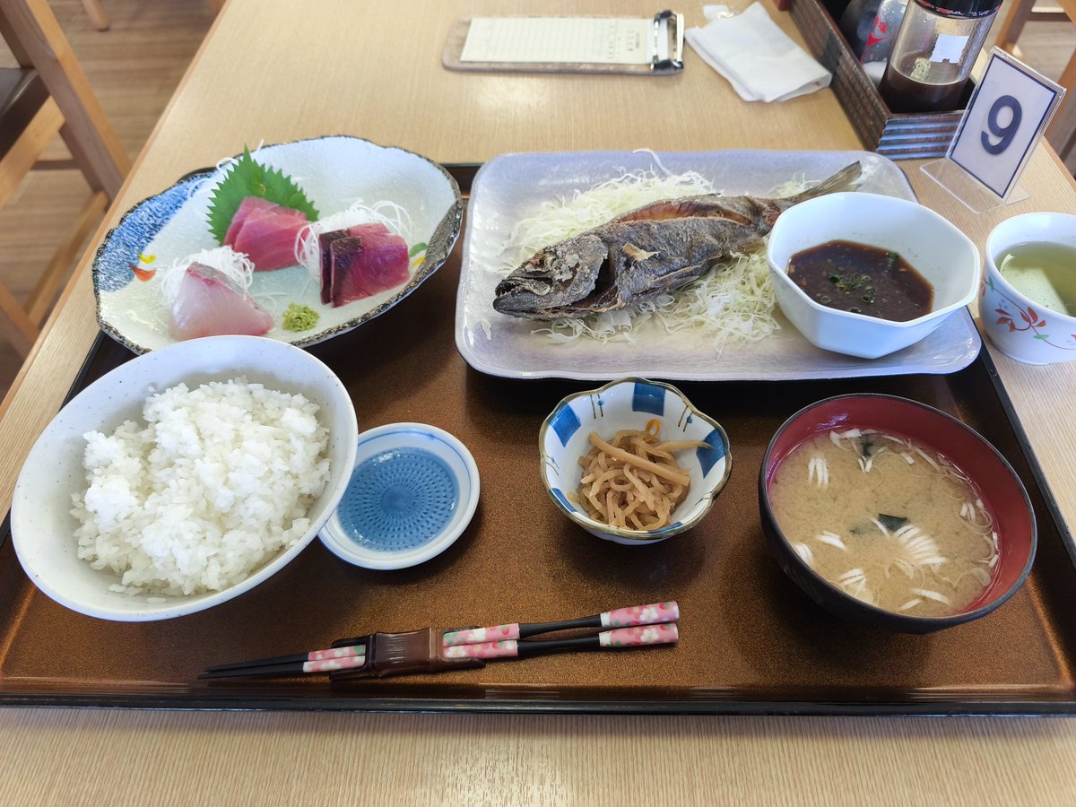 Yousachi24's tweet photo. 黒ムツの姿揚げにした
うまかったわー https://t.co/jbTKdcxwtO