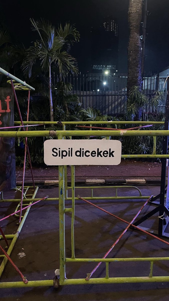ghinanaililaz's tweet photo. Bahkan di festival musik pun tetep berisik menyuarakan issue negara saat ini. Love @synchronizefest yg bener-bener menyuarakan issue saat ini di setiap sudut 🫶🏻🫶🏻🫶🏻 https://t.co/8qTN6LttRc