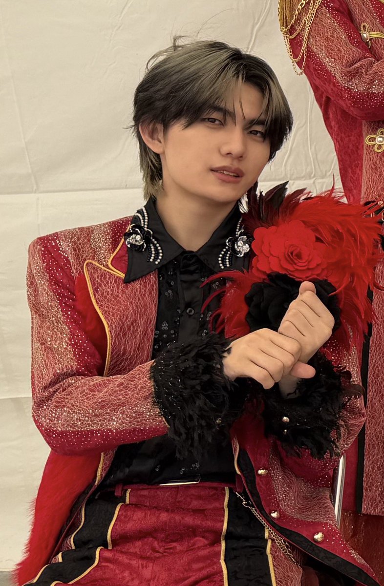 BADSOSEMARU's tweet photo. 今日ちょっとテンポ掴めなくて「(創世のこと)誰が一番好きなのー？」って主語を忘れて伝えちゃって、みんなが？？って一瞬なったんだけどわざわざ後ろ向いて撮り終わったあと「分からん💢主語がない💢💢💢」って真之からプチ怒られ発生して神やったWWWWWW2枚目(こいつ何いってんの？)の顔の真之さま https://t.co/DlqKPWWDj0