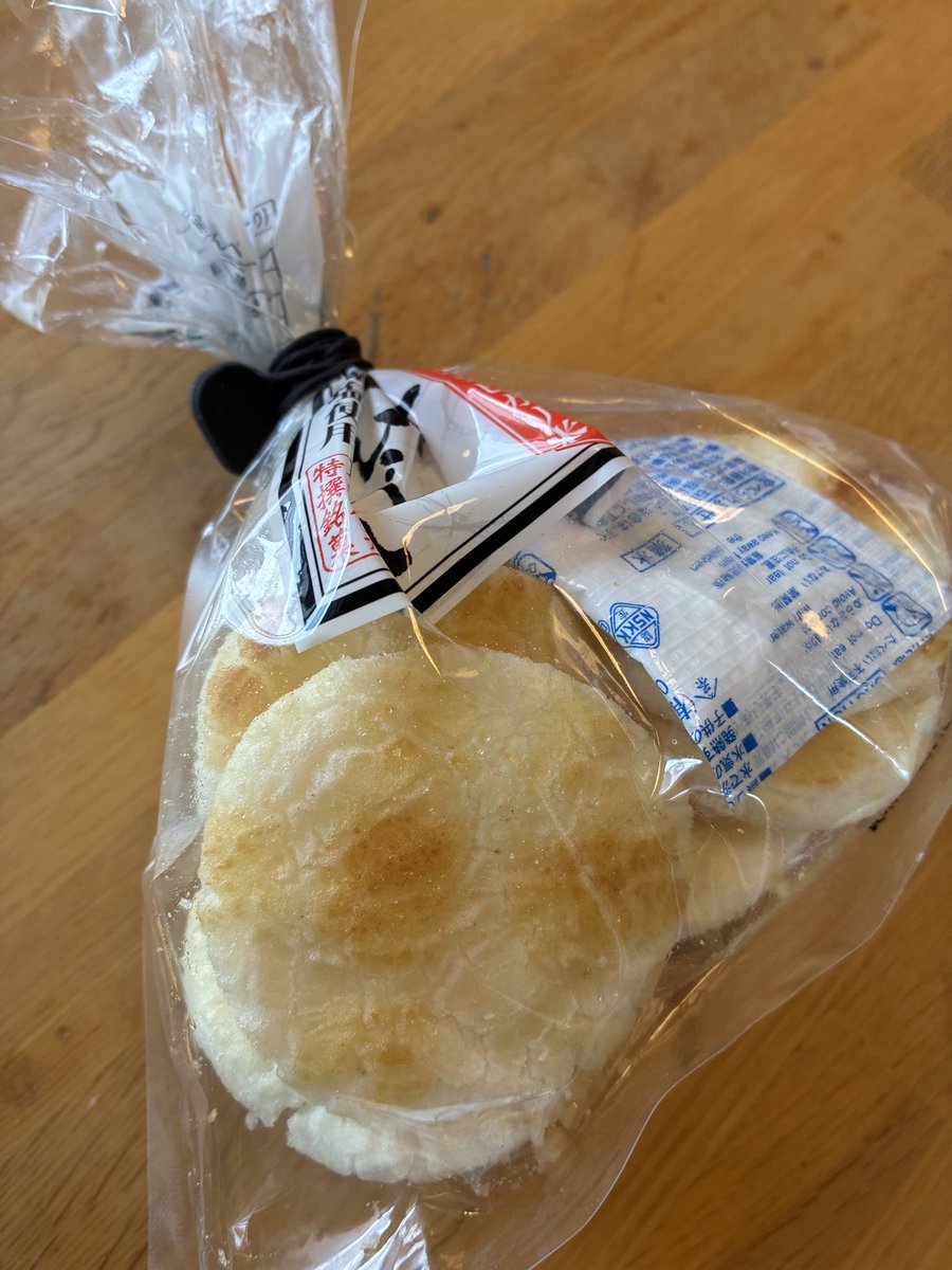 chi_hiro221's tweet photo. サックサクで美味しい⭐️⭐️⭐️⭐️⭐️
厚焼き藻塩せんべい🍃
個包装じゃないのと油ギトギトなので😆
｢残ったらどうするか問題｣ありますよね
無印のシリコーンマルチバンドなら
翌日でもサックサクでした🎶
ちょっと食べたくなった時に
簡単にクルクルッ🌀
まぁそんなに残りませんけどね😅
#もしよかったら https://t.co/N7Nb7PJivF