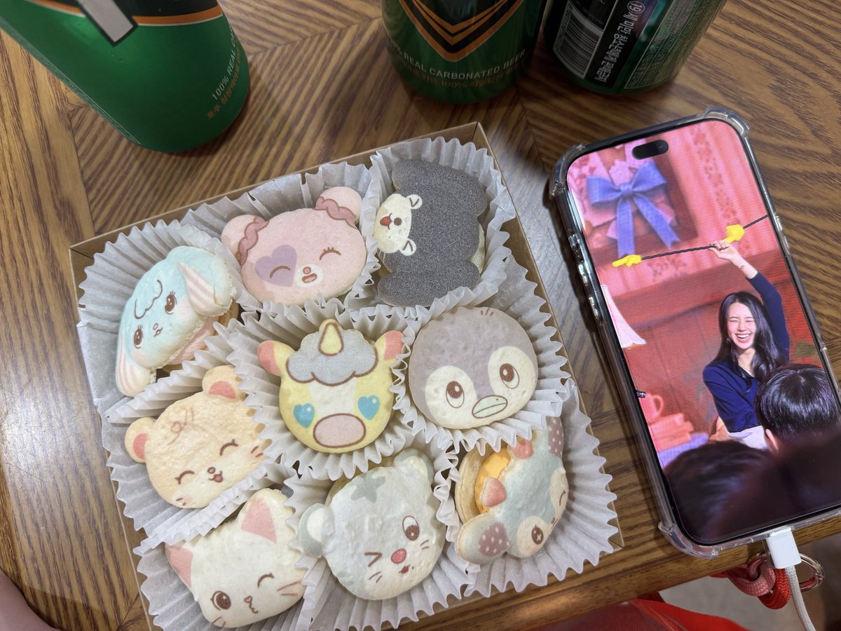 donparari's tweet photo. 🍓チェヨンちゃん
ステキな時間をありがとう！#TWICE_11TH_ANNIVERSARY #ONCE_UPON_A_THRI11

写真選べきれなかったまたあとで

昨日ホテル帰ってお土産のお菓子をどれから食べるか、チェヨンちゃんの指差し棒写真を使って選ぶという、高度な1人遊びをしていました。 https://t.co/gZ1s6kbxoq