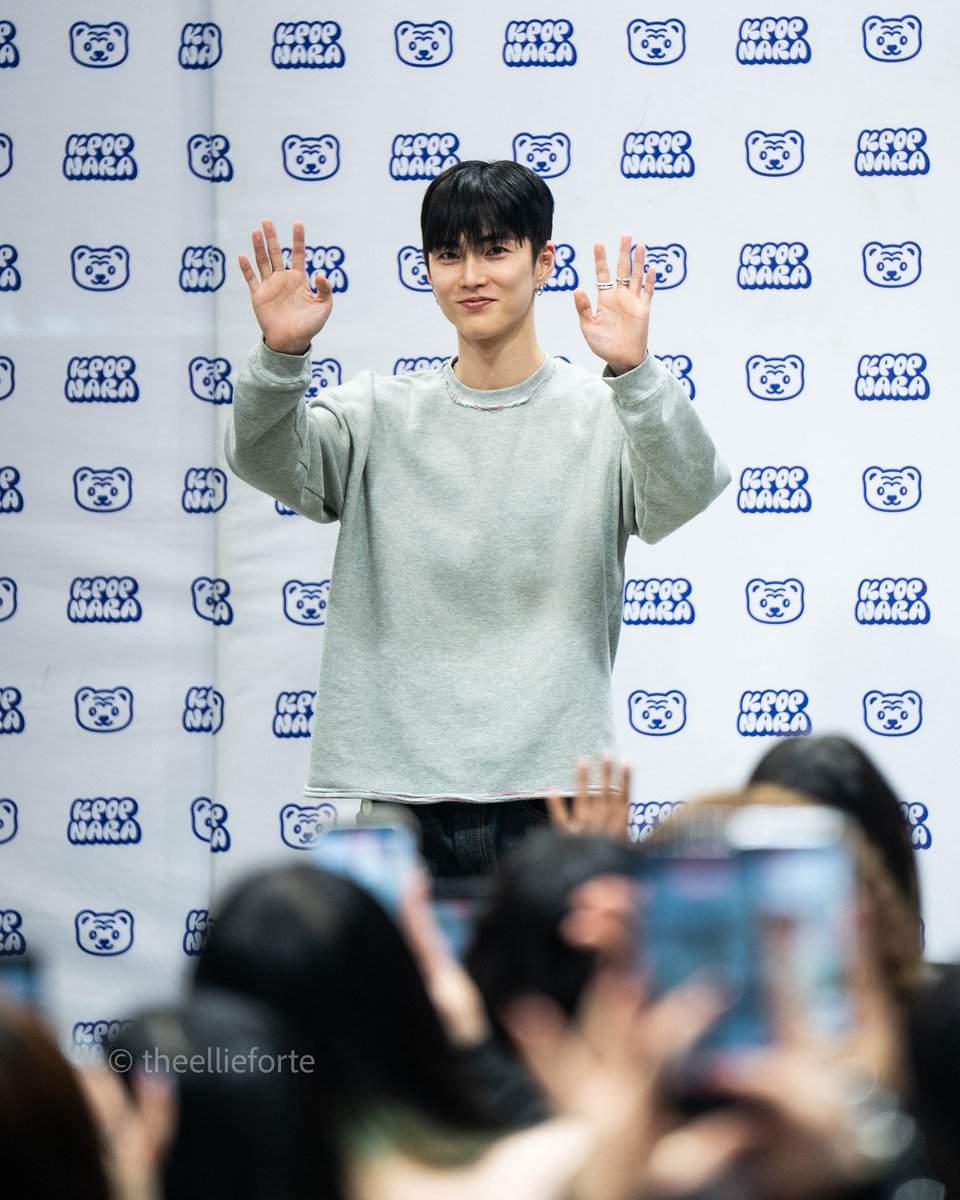 theellieforte's tweet photo. Tender moments with XngHan in NYC for his Fansign at Kpop Nara.

@XngHan_official #XNGHAN

Photos by me https://t.co/4rVCaaoqgH