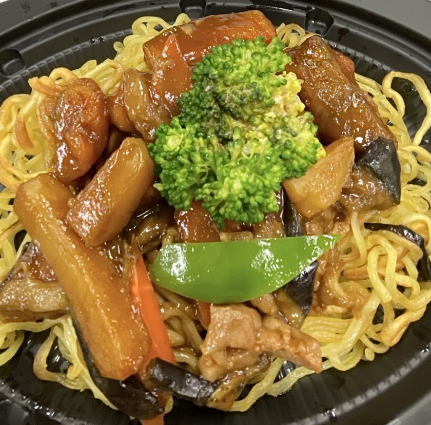 MintE56's tweet photo. おひるー。
この かた焼きそば、見た目がめちゃめちや美味しそうだったので衝動買いしたんですが😆  本当に美味しい💕

かぼちゃとじゃがいもと鶏肉と…
それ以外にもいろんな野菜が乗ってて具沢山です♪
秋限定っぽいんだけど、一年中販売してくれないかな。

#ランチ   #お昼ごはん https://t.co/c0YKQjNwAd