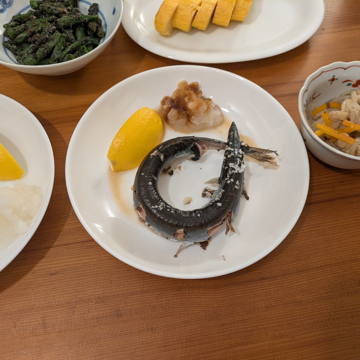 C5_minutes's tweet photo. 秋刀魚の塩焼きは目玉に菜箸を刺してしっぽを通して焼くと家庭では色々と都合が良い。#秋刀魚 https://t.co/rgLH6BItOy