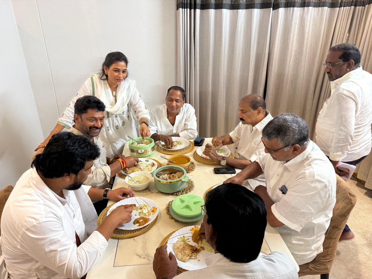 Anitha_TDP's tweet photo. రాబోయే స్థానిక సంస్థల ఎన్నికలపై కూటమి నాయకులుతో నా క్యాంపు కార్యాలయంలో సమావేశమై, ఎన్నికల్లో అనుసరించాల్సిన కార్యాచరణపై చర్చించాం. కూటమి పార్టీలన్నీ సమన్వయంతో, కలిసికట్టుగా పోటీ చేయాలనే ఏకాభిప్రాయంకి రావడం ఎంతో సంతోషాన్నిచ్చింది. 

తరువాత కూటమి కుటుంబ సభ్యులతో కలిసి ఆత్మీయంగా విందులో పాల్గొనడం జరిగింది.

#KutamiPrabhutvam #LocalBodyElections #PoliticalCoordination #AndhraPradesh #TDP