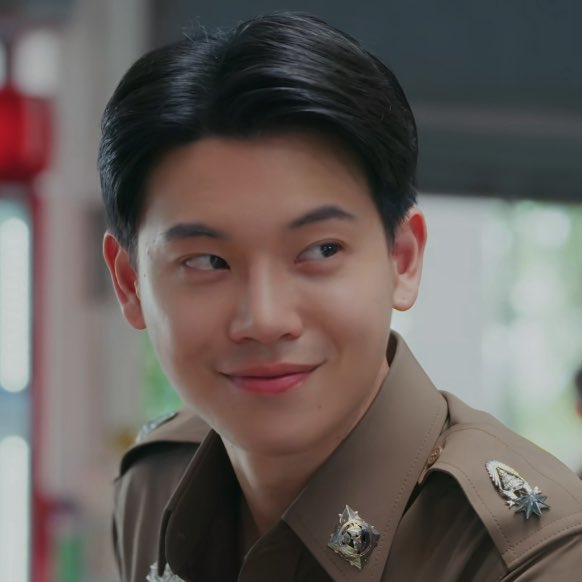 septemberpphar's tweet photo. เก่งนะ ภาพแรกเป็น Ep.1 ที่พูดแซวว่ายังเป็นเสือไม่สิ้นลาย มีความกวนประสาทยัยมังกร ตลก แล้วยิ้มกวนจริงๆ 

แต่ภาพ 2 สถานการณ์เดียวกัน บอกว่าตัวเองแก่แล้ว นิสัยเจ้าชู้แก้ยาก แต่หน้ายิ้ม แต่ตาเศร้า 😭😭😭😭😭😭😭😭 เก่งมากหยิ่น🥹🫳🏻 @yinyin_anw 🌟

#PoliceinLoveEP6
PIL SERIES EP6 https://t.co/eZrgjqqrNp