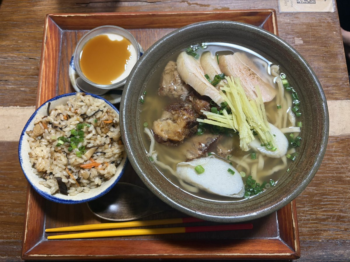 onsn_vic's tweet photo. オンセン・ランチ
今帰仁そば　とろとろなんこつソーキそば+ジューシー+黒糖プリン

古民家のような店内で雰囲気最高
スープはあっさり目で後半は肉が染み込み旨みが増す
麺はつるもち食感、細めのうどんみたいな感じで好き
ソーキはメニュー名の通りトロトロで美味かった https://t.co/gnCPYsqks5