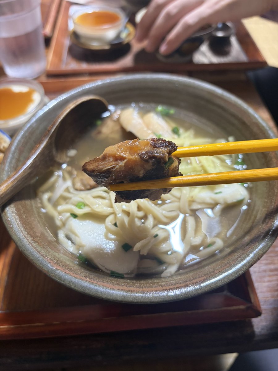 onsn_vic's tweet photo. オンセン・ランチ
今帰仁そば　とろとろなんこつソーキそば+ジューシー+黒糖プリン

古民家のような店内で雰囲気最高
スープはあっさり目で後半は肉が染み込み旨みが増す
麺はつるもち食感、細めのうどんみたいな感じで好き
ソーキはメニュー名の通りトロトロで美味かった https://t.co/gnCPYsqks5