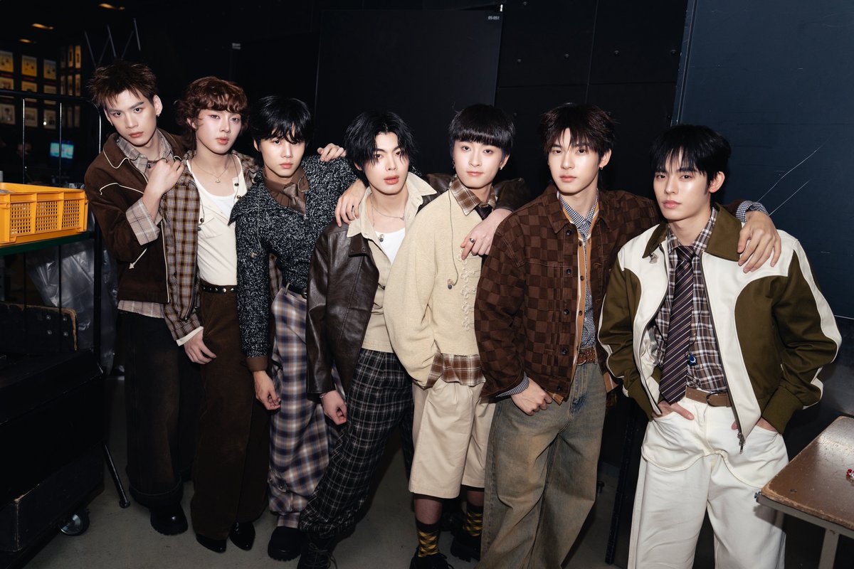 DomundiTV's tweet photo. พบกับ “ตี๋ตี๋” “ป๋อ” “นอร์ท” “อ๊อตโต้” “ธีร์” “เวฟ” และ “ฮิวจ์” ได้ในงาน Duang Go Round FAN MEETING in JAPAN 🎨🎸 ROUND 1 ✨

#DuangFMinJapan https://t.co/ax9f9o3IgY