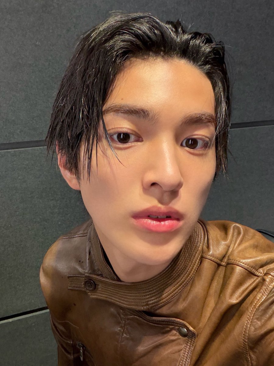zhaoyufancokr's tweet photo. [261018] #KEONHO #건호 Weverse Post

“new jacket
new guitar” https://t.co/9GSDdQ9sSV