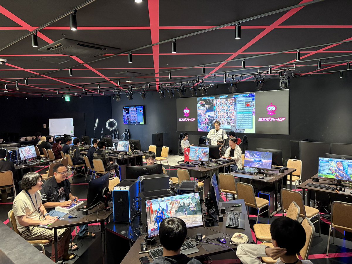 robertrorio's tweet photo. #eスポフィールド の #RISINGFIELD に #GBVSR やりにきた!
今回はSuper Ultimate+やジャイロ操作で対戦できるので楽しみです。ついでに普段見れないトミコシ会館の遠距離からの写真 https://t.co/n5cskBBqw4