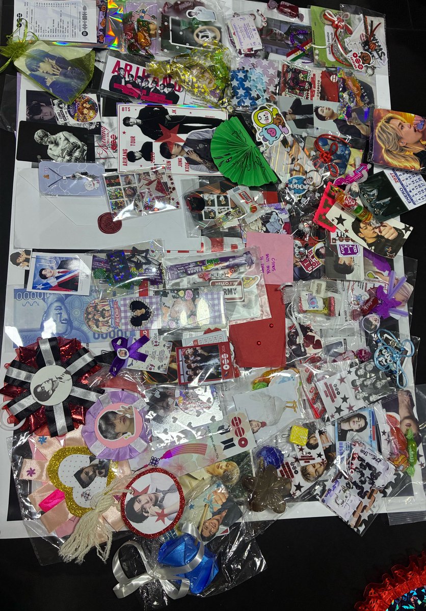 ckwaltzz's tweet photo. si tengo uno de tus freebies prometo q estaran en buenas manos 💜#BANGTANPALOOZA https://t.co/b35BDlCv0d