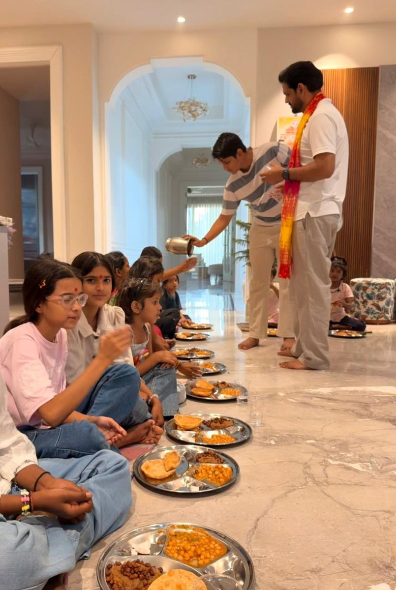 hitender_2026's tweet photo. नवरात्रि के पावन पर्व पर आज अपने घर कन्या पूजन कर नन्हीं कन्याओं क�� श्रद्धापूर्वक भोजन कराया एवं उनका आशीर्वाद प्राप्त किया। माँ भगवती का स्वरूप इन कन्याओं की निश्छल मुस्कान से घर-आँगन आनंद और भक्ति से भर उठा। https://t.co/FP3JqNiuC3