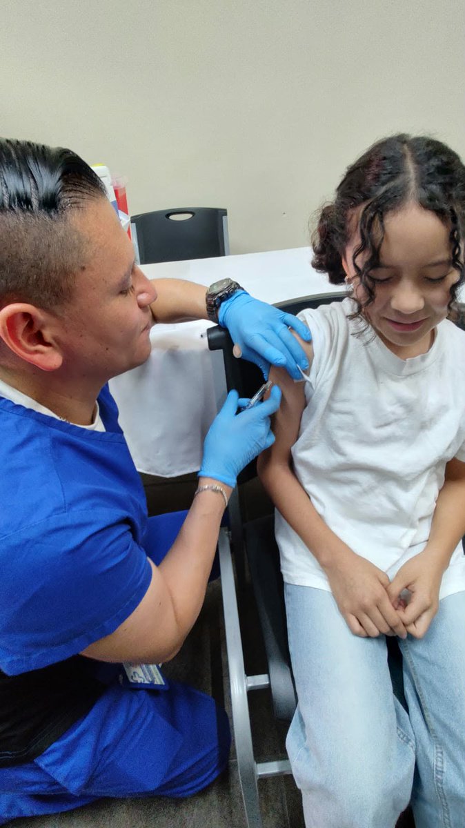 ipspgt's tweet photo. 💙 Con gran afluencia de afiliados y sus familias, el IPSP celebró su 6.ª Jornada de Vacunación contra la Influenza. Personas de todas las edades recibieron atención preventiva, con control de signos vitales, glucosa y peso, además de un kit de cuidado personal. 💉 #IPSP #Salud https://t.co/Fq88pXp0LV