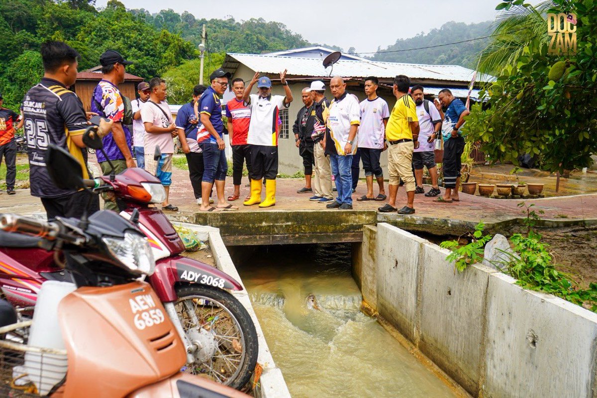 ZambryOfficial's tweet photo. Meninjau sendiri keadaan banjir di beberapa kawasan di Pulau Pangkor hari ini. Alhamdulillah, ada kawasan yang airnya telah surut, namun masih terdapat beberapa lokasi yang dinaiki air dan belum pulih sepenuhnya.  

Saya telah berbincang dengan beberapa pihak termasuk Majlis Perbandaran Manjung, Agensi Pengurusan Bencana Negara (NADMA), pihak berkuasa tempatan serta agensi berkaitan bagi menyelaras tindakan segera untuk membantu penduduk yang terjejas.

Keutamaan kita ketika ini adalah memastikan kebajikan dan keselamatan penduduk terus terpelihara serta bantuan dapat disalurkan secepat mungkin. Kepada mereka yang terkesan, boleh berhubung dengan pihak kita bagi mendapatkan bentuk bantuan dan maklumat lanjut.

Terima kasih kepada Restoran Madinah yang telah menyumbangkan beberapa ratus pek makanan untuk diagihkan kepada mangsa banjir hari ini.

Kita juga akan menggerakkan sukarelawan daripada Majlis Sukarelawan Universiti Malaysia (MASKUM) untuk membantu kerja-kerja pembersihan dan pemulihan pascabanjir apabila keadaan mengizinkan.

Sama-sama kita doakan agar semua terlibat diberikan ketabahan dan dipermudahkan segala urusan. Setiap ujian pasti ada hikmahnya.

#Pangkor
#Lumut
#doczam