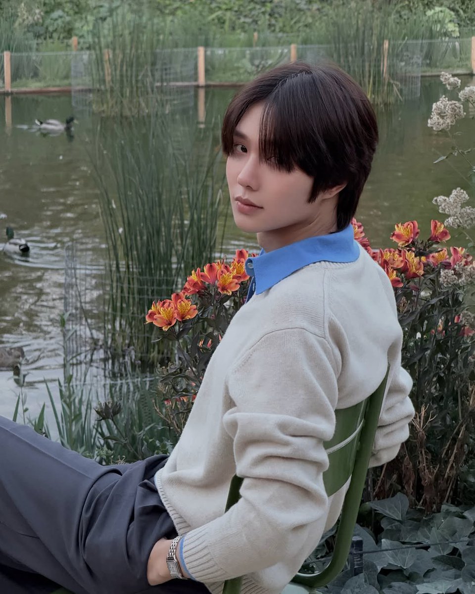 somfaew's tweet photo. #KengNamping | #เก่งน้ำปิง

“ที่นี่สวยจัง คุณไปเจอที่สวย ๆ แบบนี้จากไหนหรอ”

“ที่นี่คือบ้านของผมครับ”

“บ้านของคุณ!?”

“ผมรักและหวงแหนที่นี่มาก…ไม่เคยมีใครเข้ามาในนี้ได้สักคนหากผมไม่อนุญาต คุณคือคนแรก”

“จริงเหรอ ขอบคุณนะครับ เราชอบที่นี่มากเลย”

“คุณชอบที่นี่มากไหม”

“เราชอบมาก ๆ จนอยากอยู่ที่นี่ตลอดไปเลย”

“ตลอดไป? พูดจริงหรือ”

“ใช่ อยากอยู่ตลอดไป”

ชายหนุ่มยิ้มรับไม่ตอบอะไร ท้องฟ้ายังคงสดใสดังเดิม ทว่าม่านกาลเวลาได้มลายลง

อยู่ตลอดไป
งั้นจงอยู่ด้วยกันตลอดไป