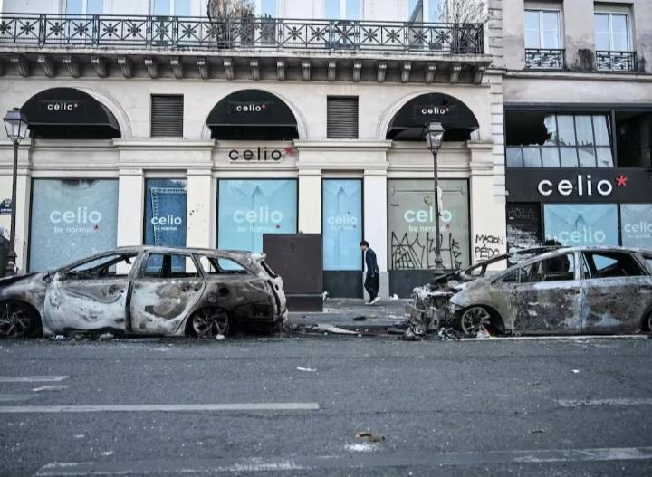 RoelofBouwman's tweet photo. Hamasfans roven, plunderen en brandschatten. 
Gymnasiumlinks applaudisseert. 
De arbeidersklasse mag de troep opruimen. 
#Frankrijk https://t.co/1yanq3tTMy