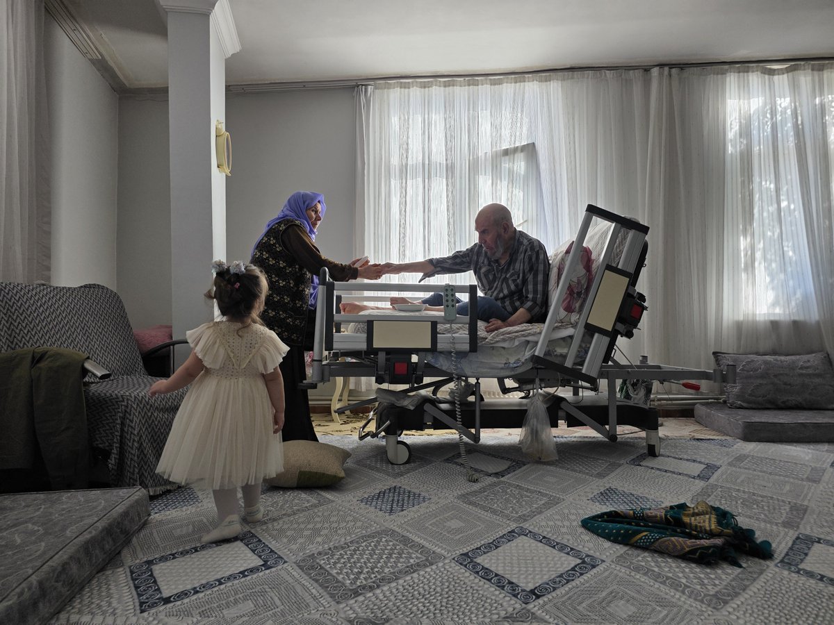 NecmeddinSaglam's tweet photo. 60 yıl… Bir ömür, bir sevda, bir vefa…

Gençlik geçti, yıllar geçti, ömürden mevsimler geçti. Ama birbirlerine uzanan eller hiç değişmedi.

Annem ve babam… 60 yıllık bir hayat arkadaşlığının, sabrın, sadakatin ve gerçek sevginin en güzel örneği.

Bir ömür el ele… Rabbim ellerinizi birbirinden ayırmasın. ❤️