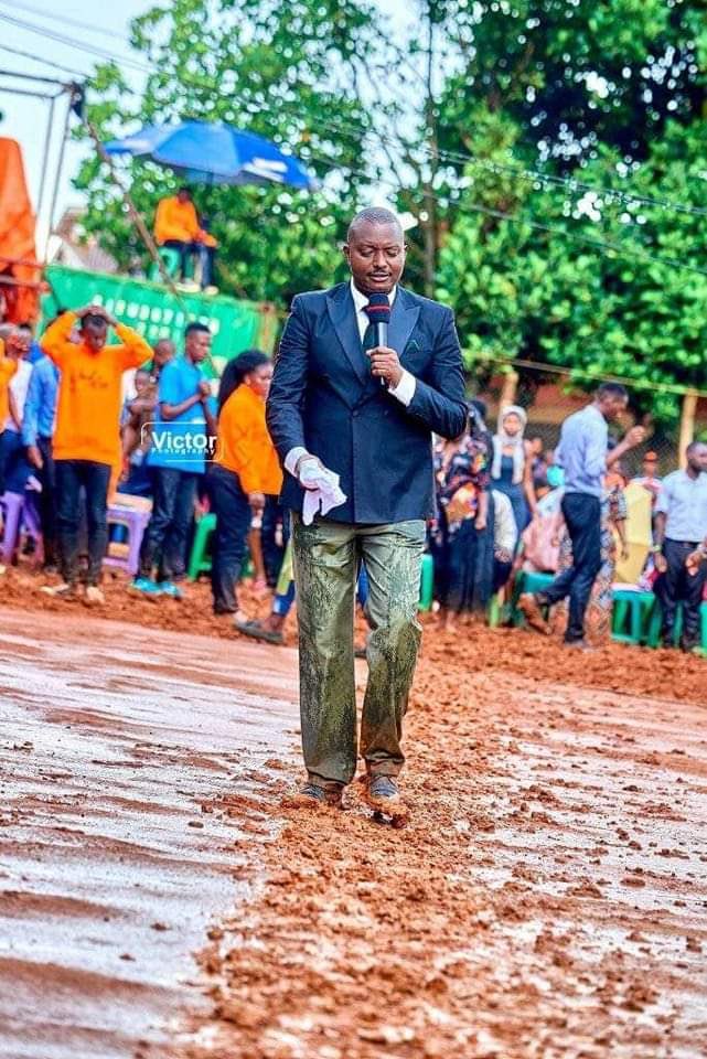 HustleGodfather's tweet photo. Bujjingo’s father died; he is going to be buried in Rwanda and will be prayed for at Regina Pacis Catholic Church… https://t.co/WQvSFlYjQw