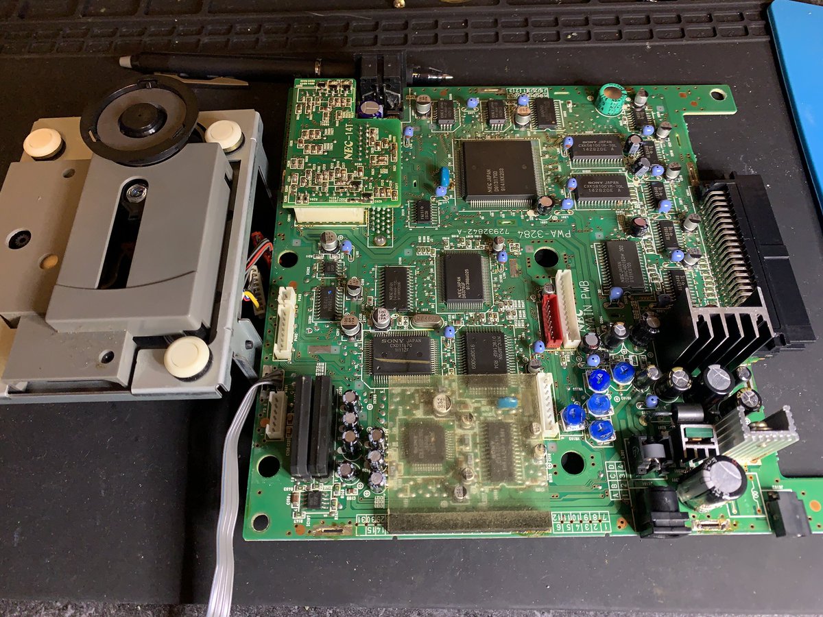 Silvervine777's tweet photo. こんばんは(´∀｀)
SUPER CD-ROM2の修理です
ほとんどが液漏れしており、特に腐食が激しいラジアルリードコンデンサのC201、C200、C163、C136、C133、C129、C127、C303、C310、C311、C306を交換しました
C303、C301あたりが液漏れで腐食してして一面液漏れの海状態、コンデンサ交換時にとうとうZD302らしき部品が落ちてきました
部品側・パッド側とも腐食が酷く真っ黒で、3本足がついていたとなんとなく判断できるレベルです
部品には823と印刷があり、ツェナーダイオードのようです
代用品もなさそうだしパッドの腐食と足のない部品を取り付けるのは無理っぽいですね

現状は、電源を入れると初期画面の「PLEASE CLOSE COVER!」の警告は消えましたが、RUNボタンを押すと再び「PLEASE CLOSE COVER!」表示で動作不可です
カバースイッチのショートを確認しても変化なしです
体力と精神を消耗した休日でした