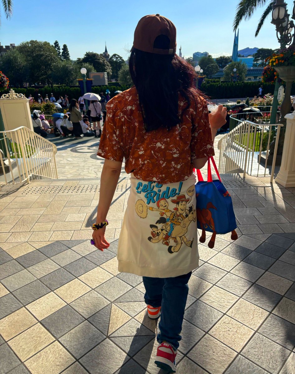 araichan_v's tweet photo. 親友から誕プレのトイ・ストーリートップスとカールじいさんエコバッグ貰って

私と同じスニーカーの海外パパさん見つけて

いつもの占いやって https://t.co/VIi2lwrLKC