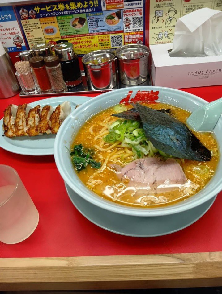 108takapi_new's tweet photo. オープンし�����かりの山岡家・越谷店

客が卓上に設置された共用のにんにく用スプーンを手に取る
↓
食べかけの自分のラーメンの丼にそのまま突っ込み、かき混ぜる
↓
衛生面で問題のある行為として物議を醸す

共用のスプーンを食べかけの丼に入れるのは、さすがに… https://t.co/MyjWO3WBuH