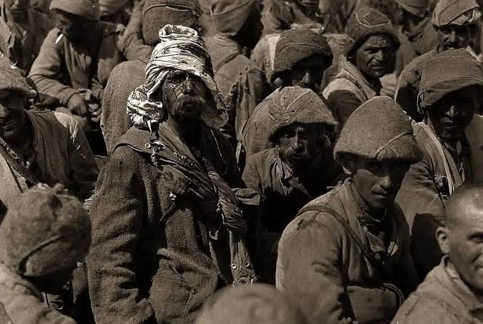 bdeviyeee_vk's tweet photo. "İstasyonda bir nine durmuş, gelene geçene:

'Benim Ahmed'i gördünüz mü?' diyor.

Hangi Ahmed'i? Yüz bin Ahmed'in hangisini?

Ahmed'in, Arabistan'a mı, Romanya'ya mı, Mısır'a mı, Sarıkamış'a mı, Irak'a mı gitti?Ahmed'ini buz mu, kum mu, su mu, skorpit yarası mı, tifüs mü öldürdü?

Hayır... Hiçbirimiz Ahmed'ini görmedik nine. Fakat Ahmed'in her şeyi gördü. Allah'ın Muhammed'e bile anlatamadığı cehennemi gördü!

Ninem, biz Ahmed'ini kumarda kaybettik!

İşte bu Arap'ın zemzem suyunu Türk halkının alın terinden daha kutsal sayan çürümüş Osmanlı zihniyetinin ta kendisiydi. Ahmed'in bu zihniyetin kurbanı olmuştu.

Arabistan çöllerine bayrak dikmek için harcanan enerji, bomboş Anadolu'yu zengin ve görkemli bir yurt yapmak için hiçbir zaman kullanılmadı."

-Falih Rıfkı Atay