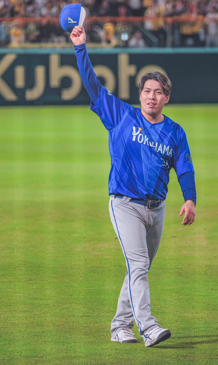 r_t_bay's tweet photo. 歓声に応える馬場投手
阪神ファンの方からも声援が飛んでいました

#馬場皐輔 https://t.co/83k3PqL5cT