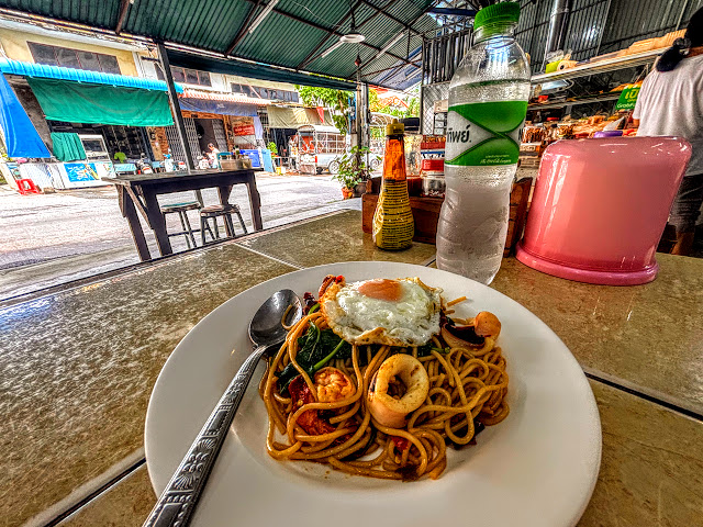 JTAH_1990's tweet photo. Discover Sriracha... 

Thailand, beyond the sauce! 🇹🇭🌴

https://t.co/X0osEJCy5n

#Thailand #Sriracha #Seaside #Travel #Blog https://t.co/QMvbMlQYkz