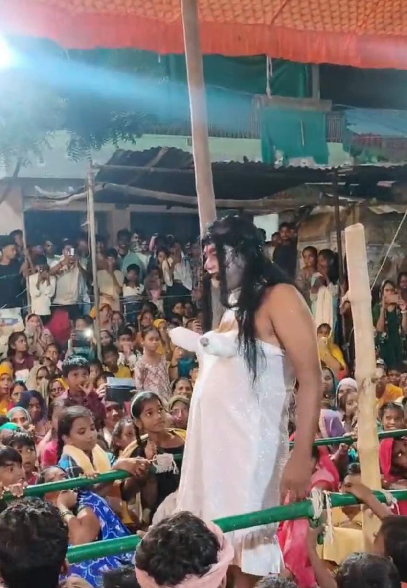 JaikyYadav16's tweet photo. जिस तरह से आजकल रामलीला मंचन को ग्लैमराइज किया जा रहा वह बेहद घटिया है।

बड़ी बात यह है कि इसको लेकर किसी की भावनाएं भी आहत नहीं हो रही हैं।

कहीं भोजपुरी गानों पर रामलीला पात्रों को नचाया जा रहा है तो कहीं उन्हें बेहद फूहड़ कपड़े पहनाया जा रहा है।

कहीं इन पात्रों को गाड़ियों के बोनट पर बैठाकर धमाकेदार एंट्री कराई जा रही है तो कहीं इनसे अश्लील इशारे कराए जा रहा है।

सोचने वाली बात है आखिर ये लोग ऐसा करके साबित क्या करना चाह रहे हैं? 

रामलीला हमारे संस्कृति और आस्था का विषय है जिसका इस तरह से मजाक बनाना बिल्कुल सही नहीं है।