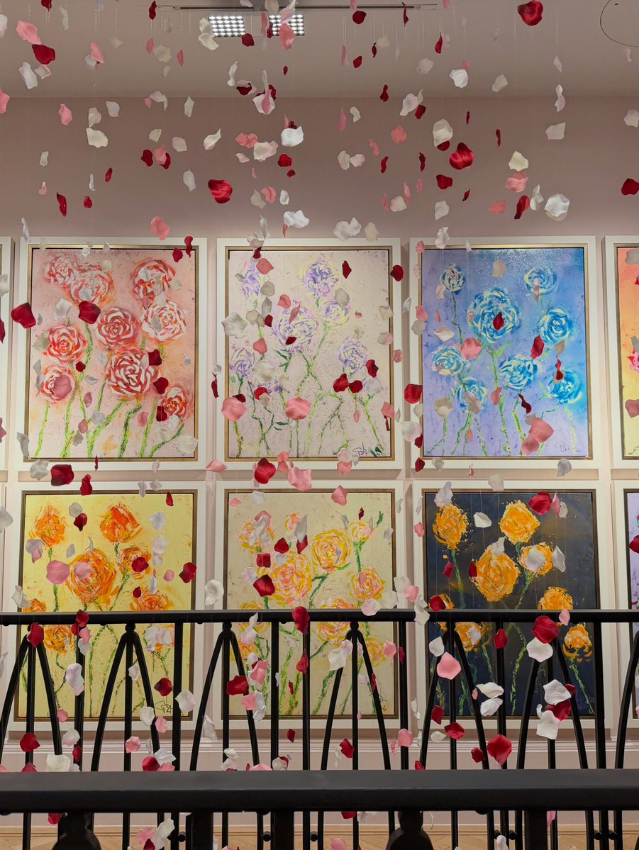 TheRealDepp_'s tweet photo. The Flowers are absolutely stunning at the exhibition at @halcyongallery So relaxing to sit looking at the beautiful art sipping some threeheartsrum which tastes dangerously good https://t.co/KOvQeHp7Xv