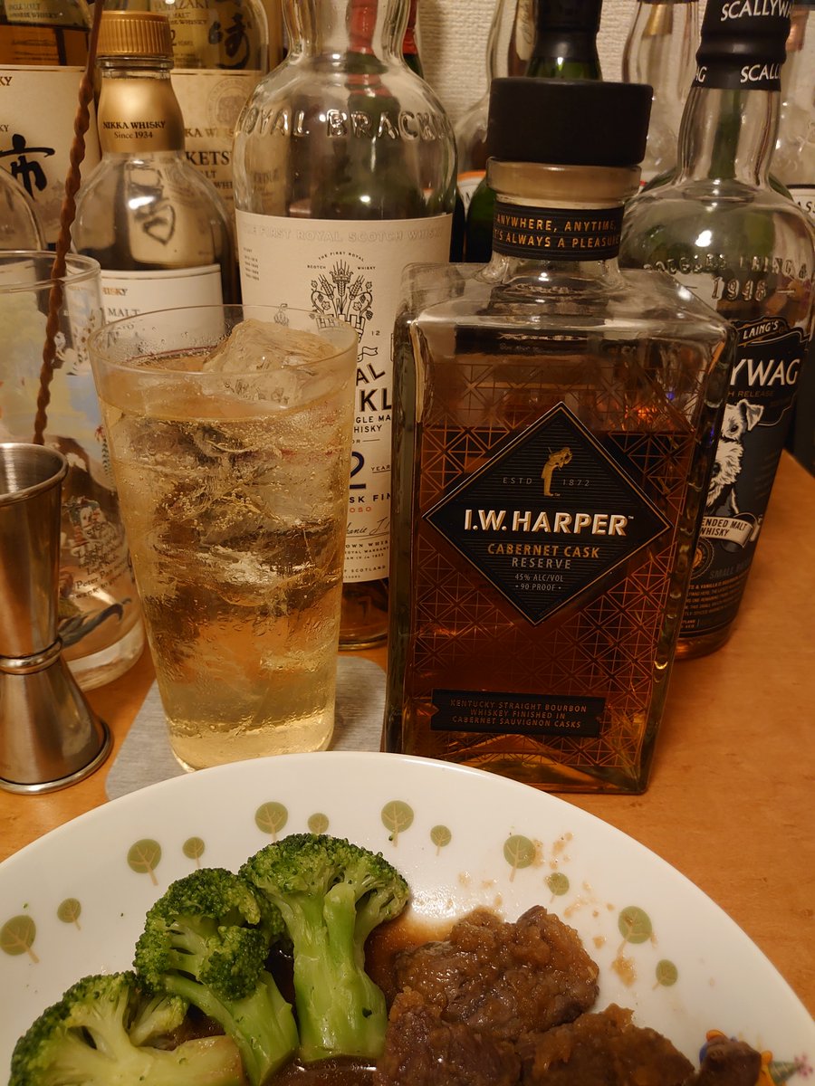 GTR50italdesign's tweet photo. しごおわ〜🙌
忙しい土日乗り切ったので、がっつりステーキでお疲れKP🥃✨
ステーキにはこちらのウイスキー😊
ロイヤルブラックラ12年
ダグラスレイン  スカリーワグ
IWハーパー  カベルネカスクリザーブ
カバラン  トリプルシェリーカスク
いやぁ～うめぇ～なぁ〜😋🥃✨
最高です😳
お疲れ様でした🙇 https://t.co/xX9WHeIl3P