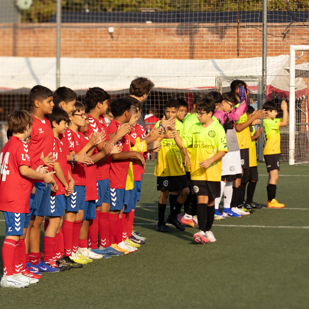 ATCHospitalense's tweet photo. 🎉⚽ 𝟱𝟬 𝗔𝗡𝗬𝗦 𝗝𝗢𝗖𝗦 𝗘𝗦𝗖𝗢𝗟𝗔𝗥𝗦 🏆

📸 Imatges de la jornada inaugural del 50è aniversari dels Jocs Escolars de L’Hospitalet! 🙌

🏠 Un plaer haver acollit aquesta celebració! 
👏 Gràcies al @ConsellLH per la confiança!

#ATCHospitalense #LHospitalet 🔴 https://t.co/ceL1cktb6q