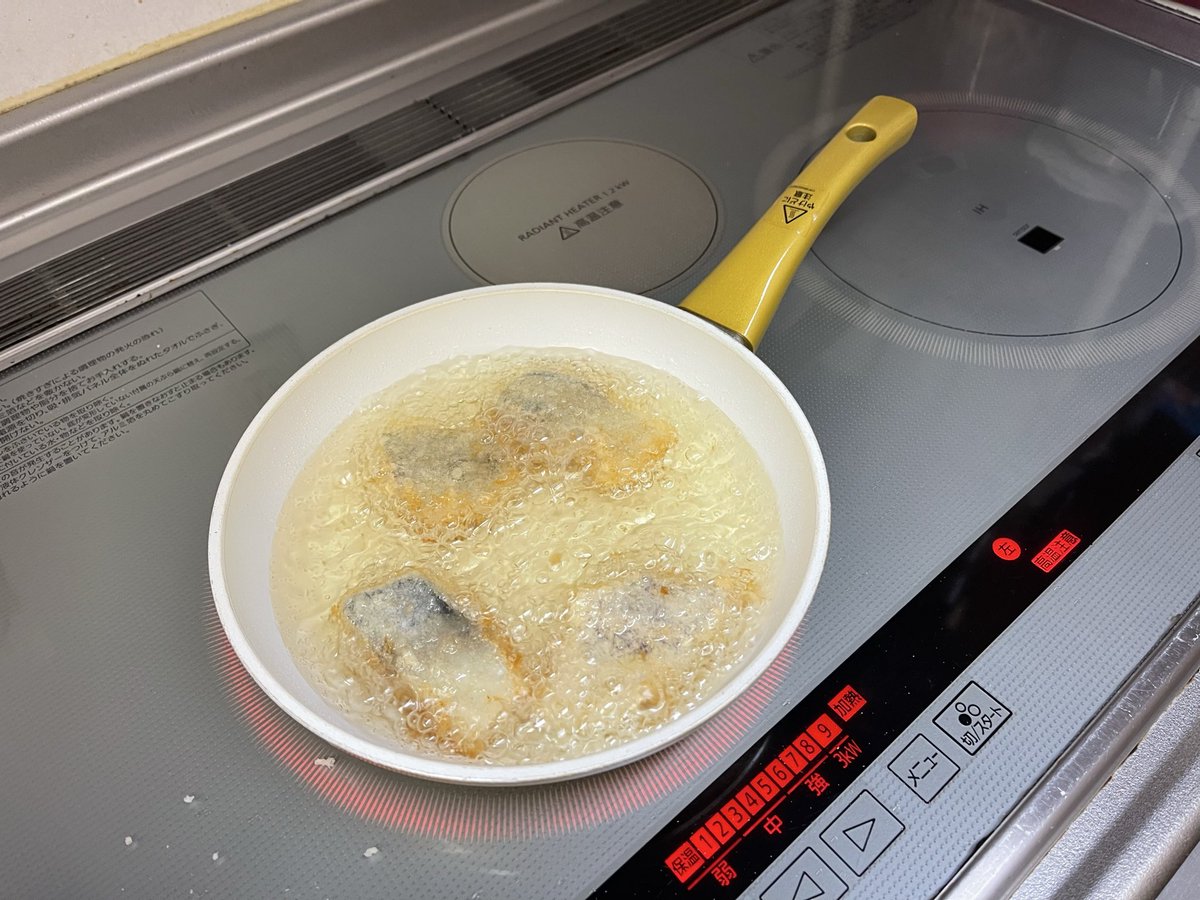 ichiharim's tweet photo. #ばんごはーん #鯵フライ
普段は揚げ物は避けてますが、たまにはね=(^.^)=
鯵とイカのフライにしましたo(^o^)o
飛び散った油も綺麗にして、ご馳走様でした。
#後片付けが嫌 #知らんがな https://t.co/UIu9a0d0RK