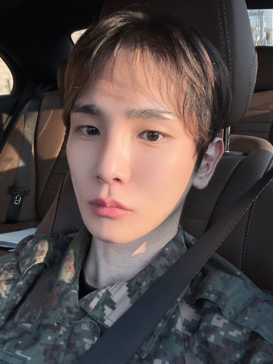 KEYbumlove_0923's tweet photo. 자연광 키가 얼마나 예쁘냐면 #KEY https://t.co/kPQrohtvjO