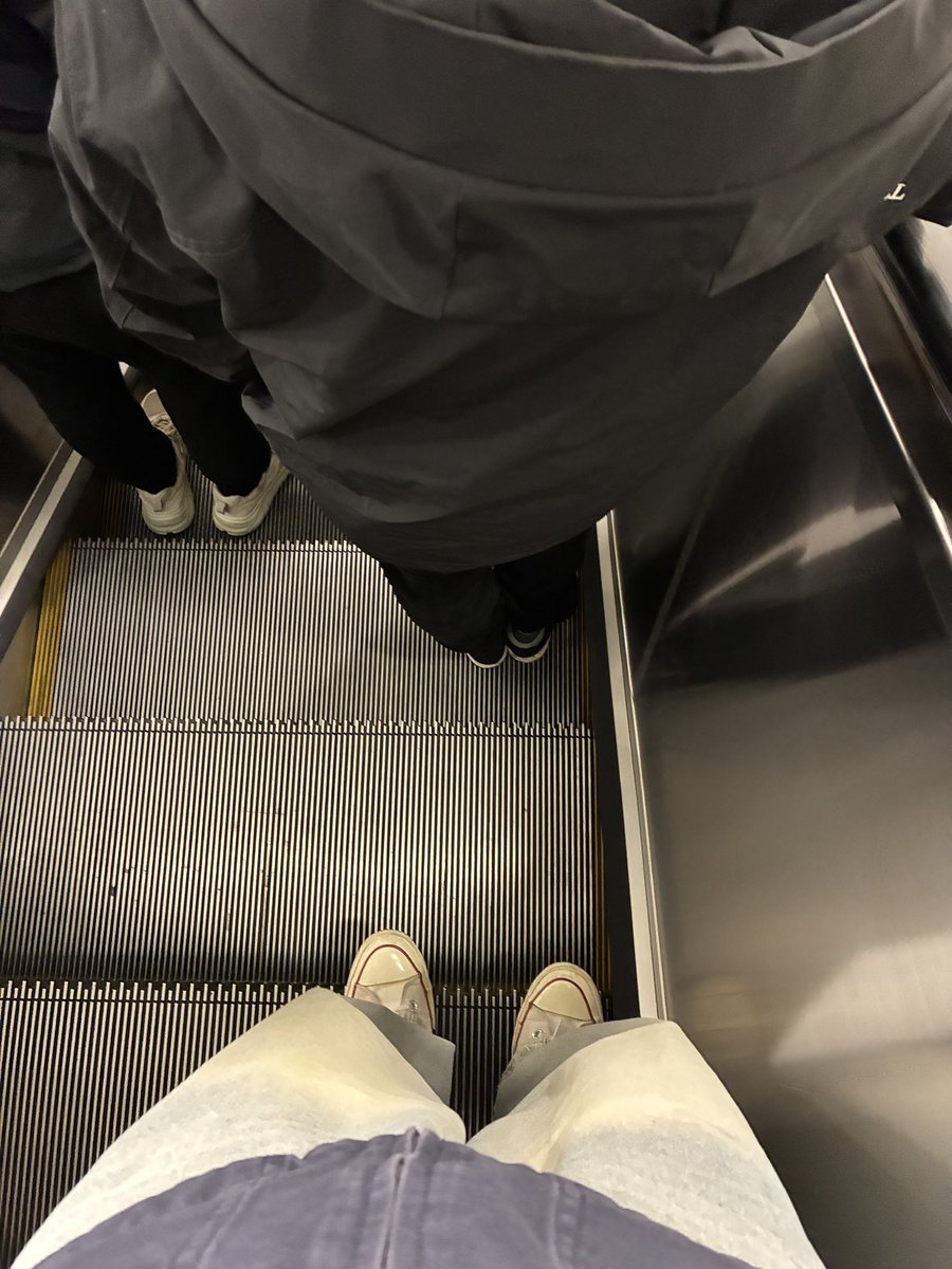 boiiod7's tweet photo. 上电梯的时候不小心把前面叔叔鞋子踩掉了🫪又尴尬又想笑，叔叔默默地拱了拱鞋子 https://t.co/08KAiEyQQA