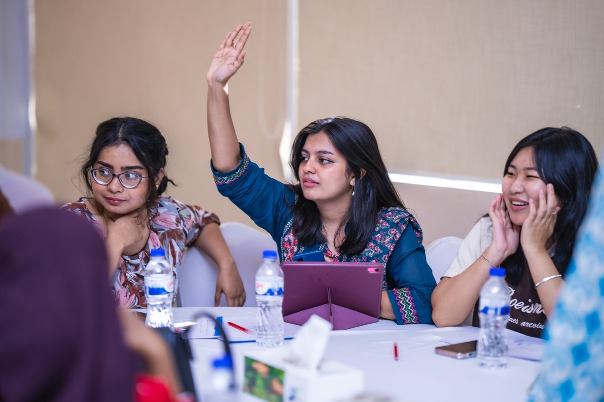 shoktikonna's tweet photo. ⚡ Bangladesh’s energy transition needs new voices. At the Shoktikonna bootcamp, young women learn from clean energy experts, reflect, and build a community to lead it 🌱
https://t.co/YfjT8WWrf5

Cohort 4 is open. Apply by 05 Nov 👉https://t.co/X6EfzK3LKE

#Shoktikonna #GreenJobs https://t.co/RNxO1qnNoA