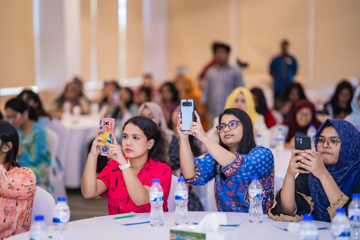 shoktikonna's tweet photo. ⚡ Bangladesh’s energy transition needs new voices. At the Shoktikonna bootcamp, young women learn from clean energy experts, reflect, and build a community to lead it 🌱
https://t.co/YfjT8WWrf5

Cohort 4 is open. Apply by 05 Nov 👉https://t.co/X6EfzK3LKE

#Shoktikonna #GreenJobs https://t.co/RNxO1qnNoA
