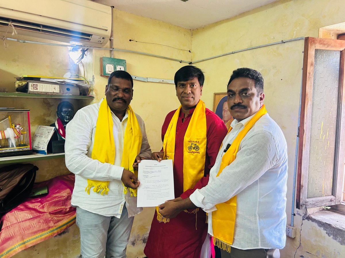 SekarReddy79's tweet photo. ఎమ్మిగనూరు మున్సిపాలిటీ ఎన్నికలలో నిలబడుతున్న తెలుగుదేశం పార్టీ అభ్యర్థులకు ఎమ్మెల్యే డా. బి.వి.జయనాగేశ్వర్ రెడ్డి గారితో కలిసి బి.ఫారం లు అందజేసిన ఎమ్మిగనూరు నియోజకవర్గం పరిశీలకులు మరియు టీడీపీ రాష్ట్ర కార్యదర్శి పి.మునిశేఖర్ రెడ్డి గారు https://t.co/EK4SiLhBwS