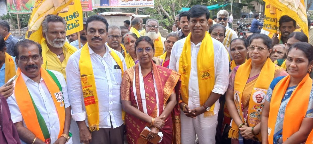 SekarReddy79's tweet photo. ఎమ్మిగనూరు మున్సిపాలిటీ ఎన్నికలలో నిలబడుతున్న తెలుగుదేశం పార్టీ ��రియు కూటమి అభ్యర్థులకు మద్దతుగా నామినేషన్ ర్యాలీ లో  ఎమ్మెల్యే డా. బి.వి.జయనాగేశ్వర్ రెడ్డి గారితో కలిసి పాల్గొన్న ఎమ్మిగనూరు నియోజకవర్గం పరిశీలకులు మరియు టీడీపీ రాష్ట్ర కార్యదర్శి పి.మునిశేఖర్ రెడ్డి గారు https://t.co/rpt3rgBQCH
