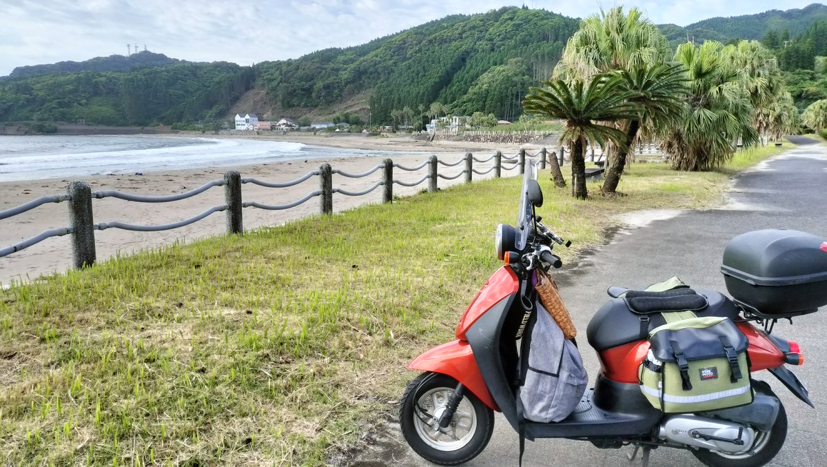 gencha_nihoichi's tweet photo. 宮崎県の南国感って、岐阜に住む僕からすると本当に非日常🌴
ヤシの木と青い海を眺めながら原付で走っていると、ちょっとしたリゾート気分になります😊

名物のマンゴーもちゃっかりいただきました🥭

週の真ん中、水曜日！
今日も頑張っていきましょう🏍️ https://t.co/qHm5mFBPgT
