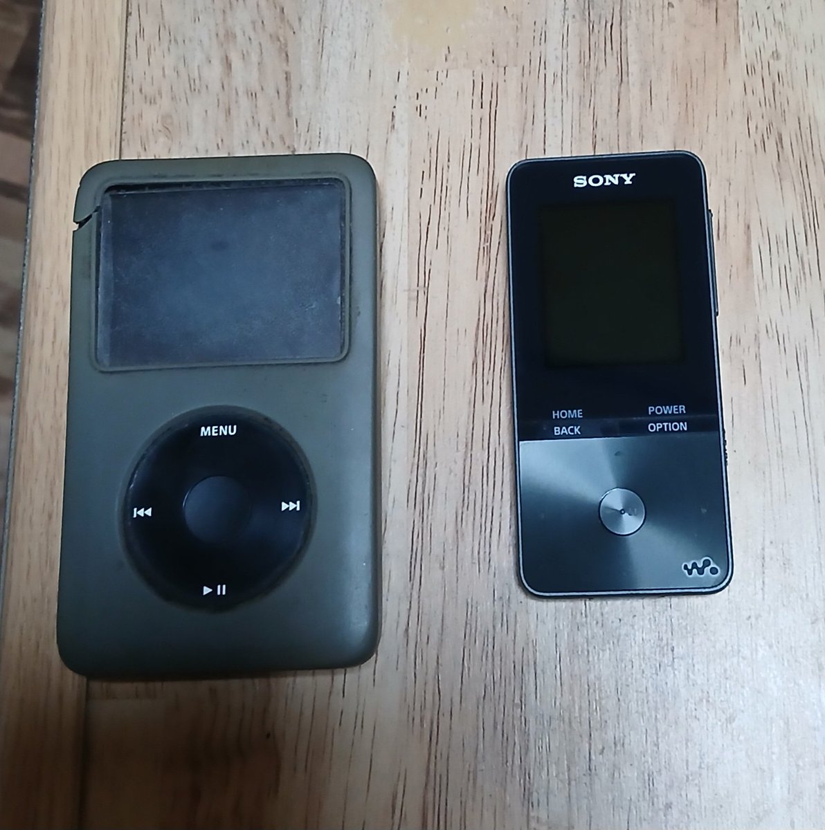 Norisymusic's tweet photo. おはこんばんちはです♪
15、6年くらい使っていたIpodがついに寿命😢きたので2017年発売のスピーカー付きのSONYウォークマンを購入しました✨操作が簡単なので最新のものではなくこちらを選びました♪小さくてめちゃくちゃ軽く、ビックリしましたが20年くらい使えるように大事に使いたいと思います♪ https://t.co/z2PXORGidv