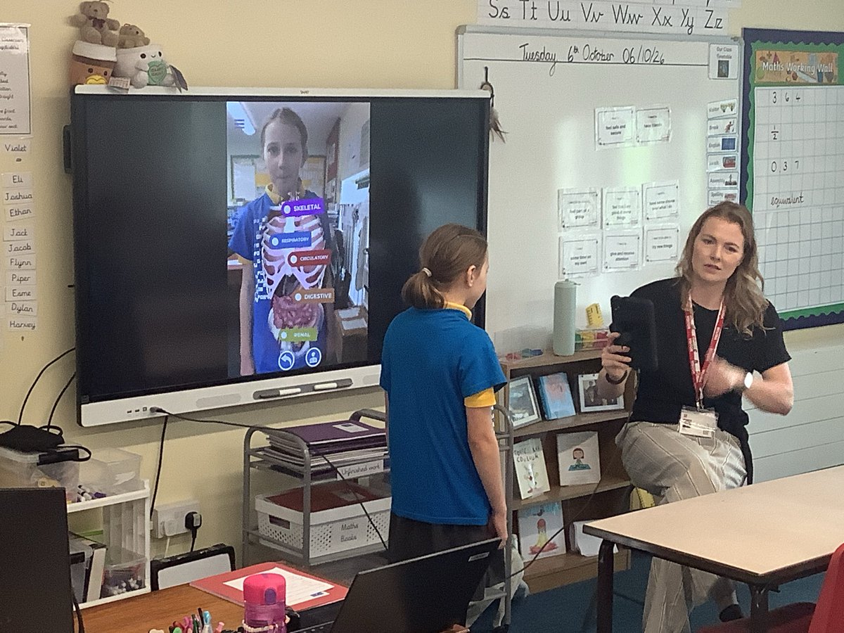 EdgeHade's tweet photo. This half term school had a visit from Lucy &amp; Harold who work for Scarf. They helped us learn lots from keeping healthy to staying safe. https://t.co/K8ibDacErR