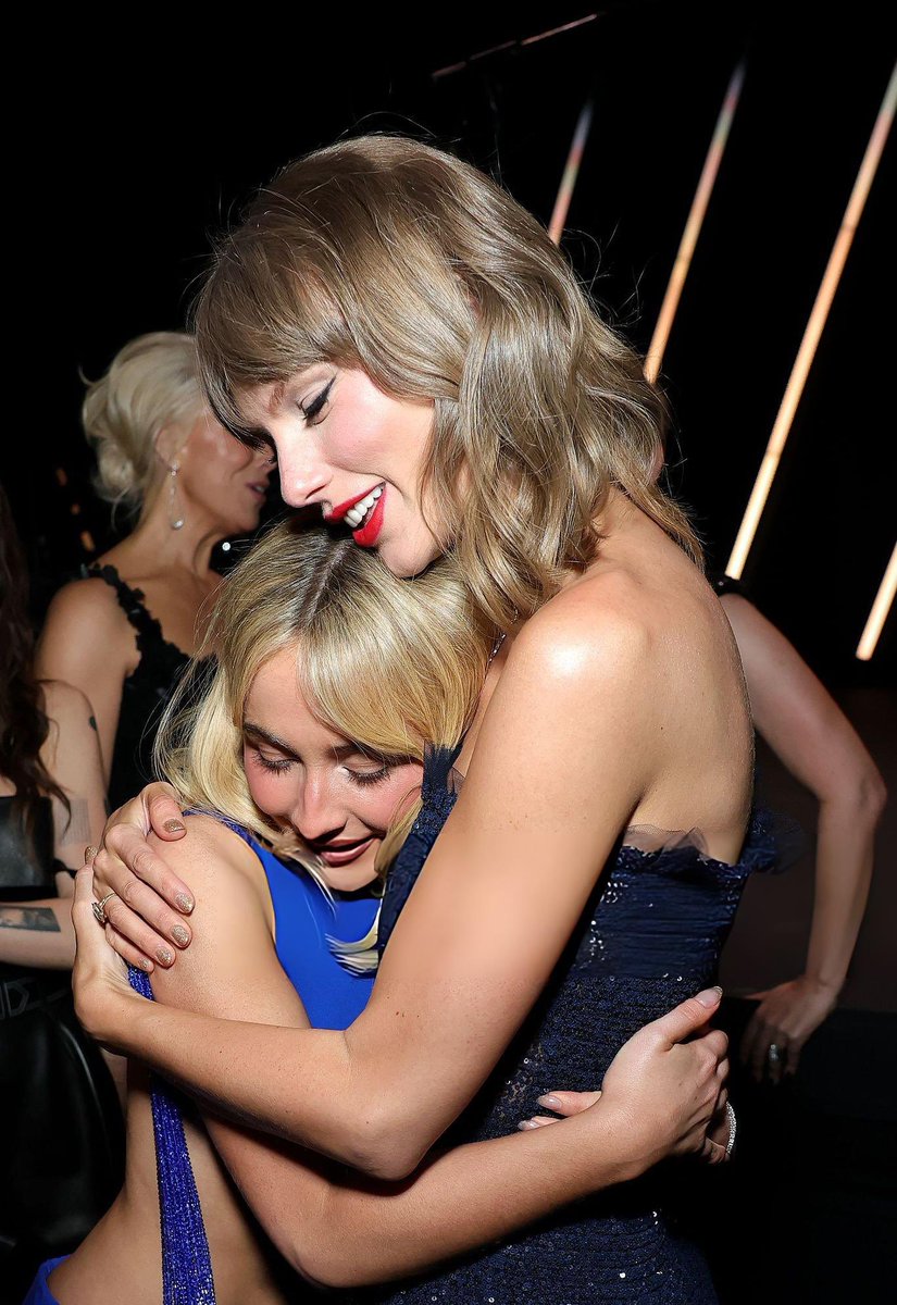 UpdatesBrinaBR's tweet photo. QUE SAUDADE DELAS! Sabrina Carpenter com Taylor Swift ontem, no Academy Museum Gala 2026. https://t.co/a00IwACIYL